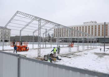 Budowa pomnika ofiar katastrofy smoleńskiej na pl. Piłsudskiego fot. PAP/Rafał Guz