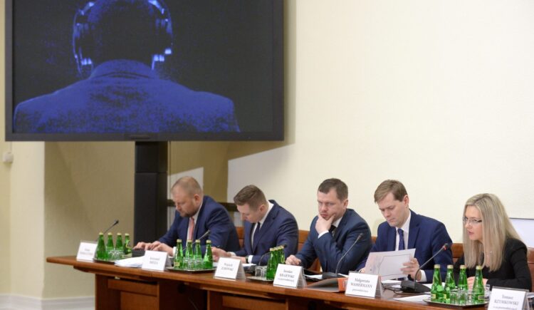 Sejmowa komisja śledcza ds. Amber Gold przesłuchuje funkcjonariusza ABW, fot. PAP/Marcin Obara