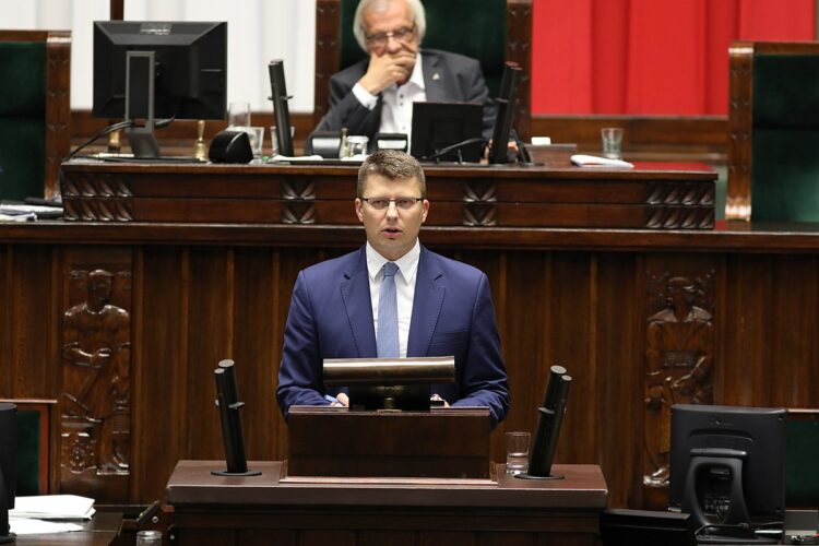 Wiceminister sprawiedliwości Marcin Warchoł na mównicy w sali plenarnej w Sejmie, fot. Wikimedia Commons domena publiczna
