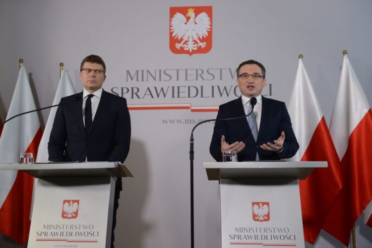 Minister sprawiedliwości Zbigniew Ziobro i wiceminister Marcin Warchoł podczas konferencji prasowej nt. zmian w Sądzie Najwyższym, fot. PAP/Jakub Kamiński