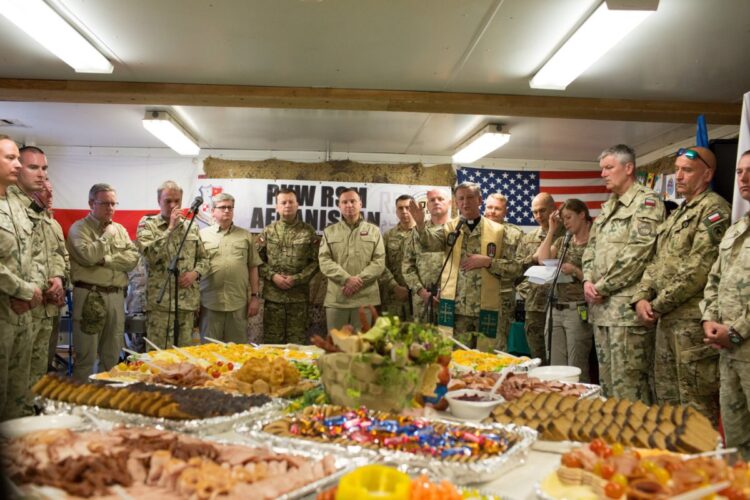 Spotkanie wielkanocne z żołnierzami w Bazie Bagram, fot. PAP/Adam Guz