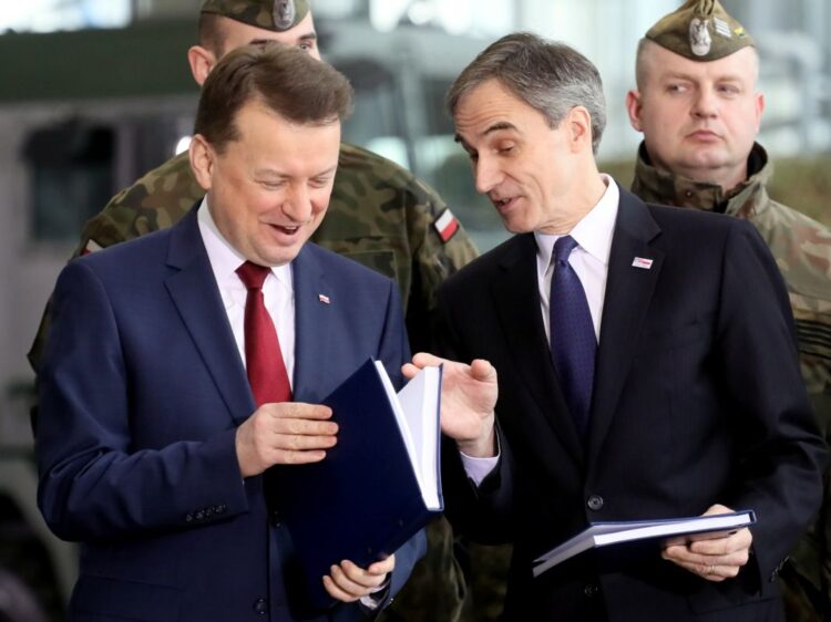 Minister obrony narodowej Mariusz Błaszczak oraz ambasador Stanów Zjednoczonych Paul W. Jones fot. PAP/Paweł Supernak