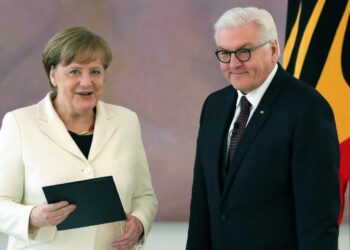 Angela Merkel otrzymuje powołanie od niemieckiego prezydenta Franka-Waltera Steinmeiera, fot. PAP/EPA/Armando Babani