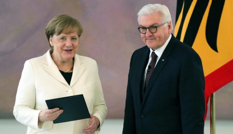 Angela Merkel otrzymuje powołanie od niemieckiego prezydenta Franka-Waltera Steinmeiera, fot. PAP/EPA/Armando Babani