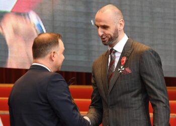 Prezydent RP Andrzeja Duda odznacza Krzyżem Oficerskim Orderu Odrodzenia Polski grającego w Lidze NBA koszykarza Marcina Gortata, fot. PAP/Radek Pietruszka