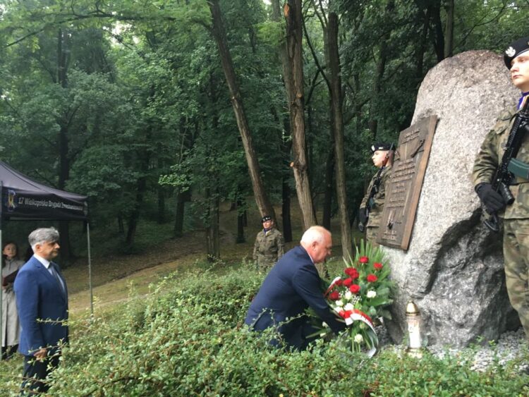 Kwiaty pod pomnikiem ofiar Radio Zachód - Lubuskie