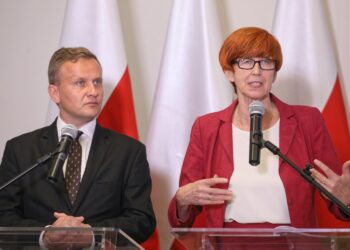 Minister Elżbieta Rafalska i podsekretarz stanu w MRPiPS Bartosz Marczuk, fot. PAP/Paweł Supernak