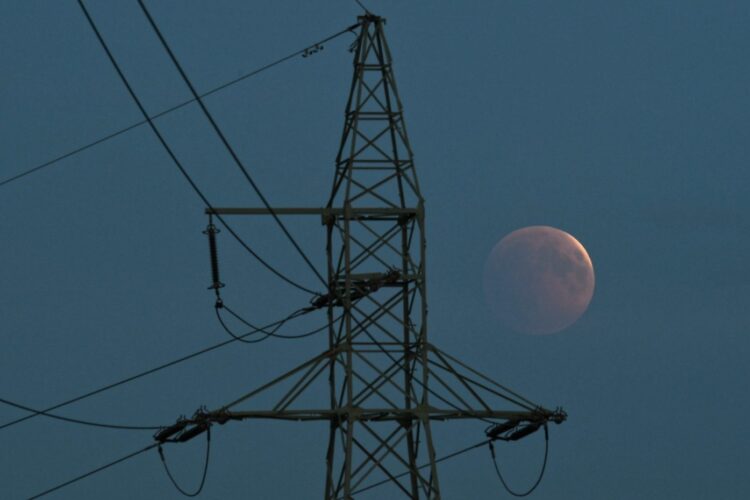 Zaćmienie księżyca obserwowane 27 lipca, najdłuższe tego typu wydarzenie w XXI w., fot. PAP/Tytus Żmijewski