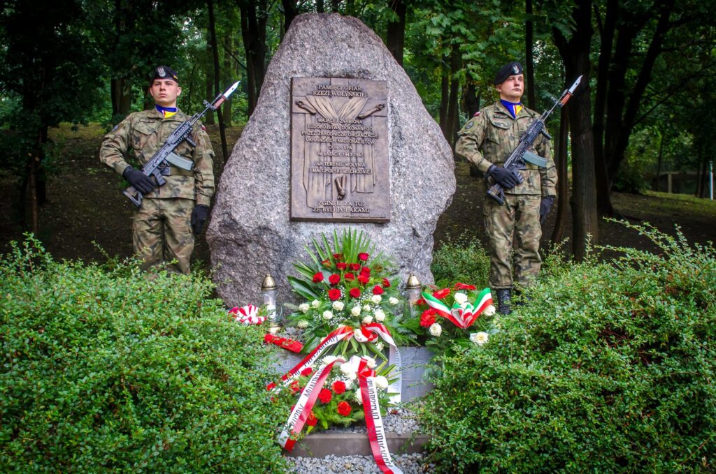 Kwiaty pod tablicą poświęconą pamięci ofiar Zbrodni Wołyńskiej Radio Zachód - Lubuskie