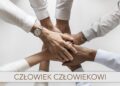 CZŁOWIEK CZŁOWIEKOWI