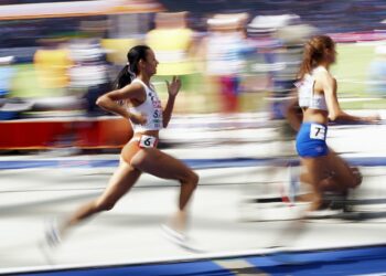 Anna Sabat (L) i Anita Hinriksdottir (P) z Islandii w biegu eliminacyjnym na dystansie 800m, fot. PAP/Adam Warżawa