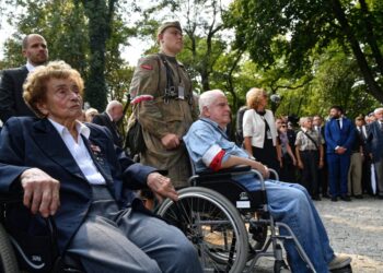 Uczestniczka PW, wiceprezes Zarządu Głównego Związku Powstańców Warszawskich Halina Jędrzejewska (L) ps. „Sławka” podczas uroczystości pogrzebowych gen. Zbigniewa Ścibora-Rylskiego, fot. PAP/Jacek Turczyk