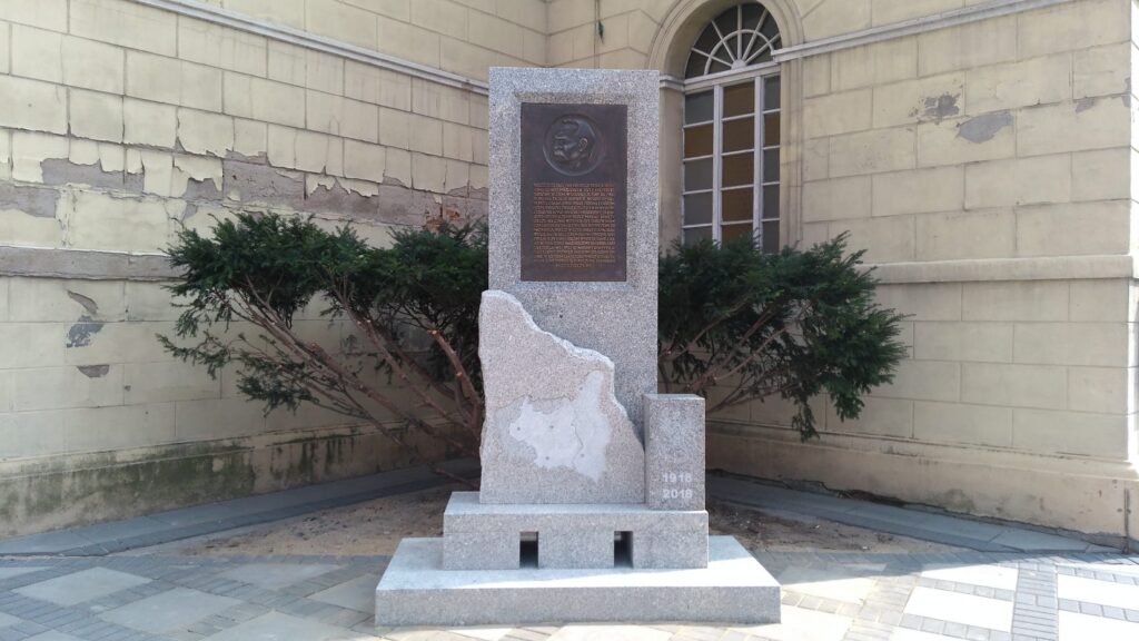 Jest pomnik Marszałka J.Piłsudskiego w Sławie Radio Zachód - Lubuskie
