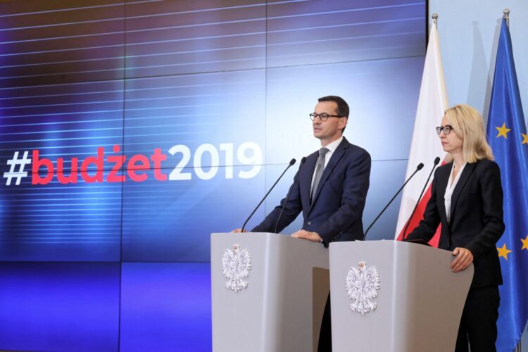 Premier Mateusz Morawiecki i minister finansów Teresa Czerwińska, fot. PAP/Paweł Supernak