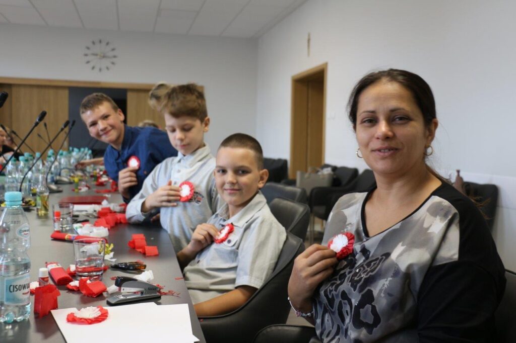 Szycie kokard narodowych dla nowosolan Szycie kokard narodowych dla nowosolan Radio Zachód - Lubuskie