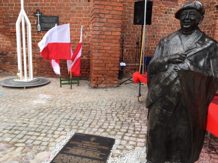 pomnik ks. prałata Witolda Andrzejewskiego, fot. Kamil Hypki