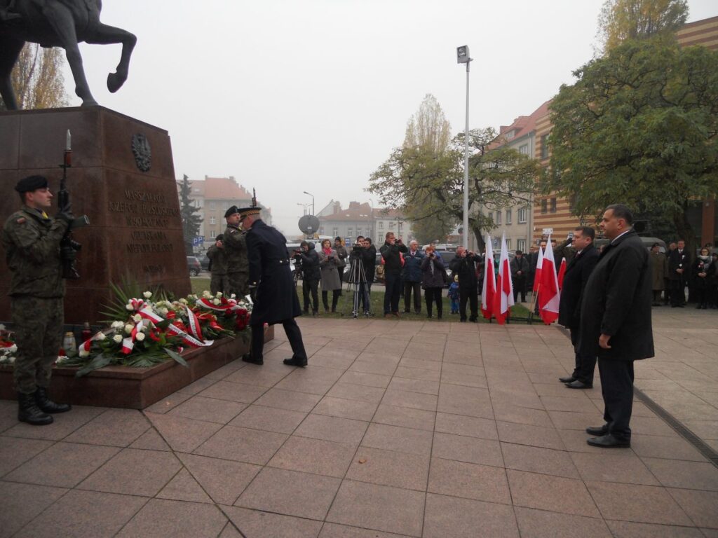 Złożenie kwiatów pod pomnikiem Józefa Piłsudskiego w Gorzowie Radio Zachód - Lubuskie