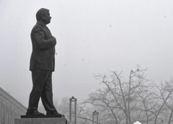 Pomnik prezydenta Lecha Kaczyńskiego przed uroczystym odsłonięciem, fot. PAP/Radek Pietruszka