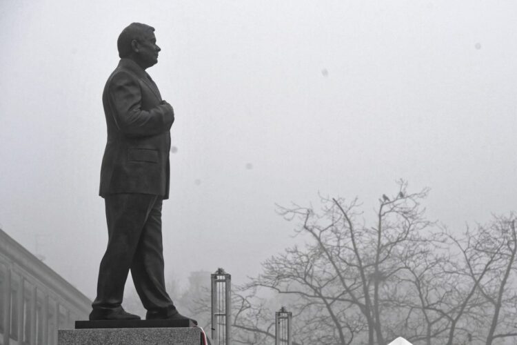 Pomnik prezydenta Lecha Kaczyńskiego przed uroczystym odsłonięciem, fot. PAP/Radek Pietruszka