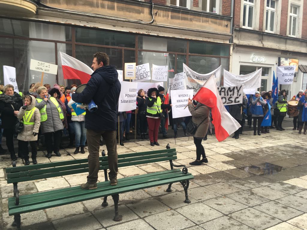 Protest pod biurem minister Rafalskiej Radio Zachód - Lubuskie