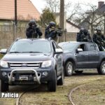 Antyterroryści na terenie MZK Radio Zachód - Lubuskie
