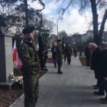 Kwiaty pod pomnikiem rotmistrza. Gorzowskie uroczystości rozpoczęte Radio Zachód - Lubuskie