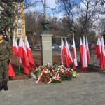 Kwiaty pod pomnikiem rotmistrza. Gorzowskie uroczystości rozpoczęte Radio Zachód - Lubuskie