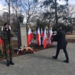 Kwiaty pod pomnikiem rotmistrza. Gorzowskie uroczystości rozpoczęte Radio Zachód - Lubuskie