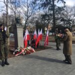 Kwiaty pod pomnikiem rotmistrza. Gorzowskie uroczystości rozpoczęte Radio Zachód - Lubuskie