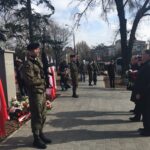 Kwiaty pod pomnikiem rotmistrza. Gorzowskie uroczystości rozpoczęte Radio Zachód - Lubuskie