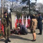 Kwiaty pod pomnikiem rotmistrza. Gorzowskie uroczystości rozpoczęte Radio Zachód - Lubuskie