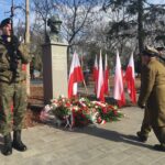 Kwiaty pod pomnikiem rotmistrza. Gorzowskie uroczystości rozpoczęte Radio Zachód - Lubuskie