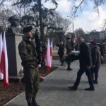 Kwiaty pod pomnikiem rotmistrza. Gorzowskie uroczystości rozpoczęte Radio Zachód - Lubuskie
