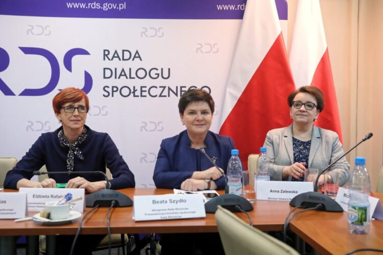 Minister rodziny, polityki społecznej Elżbieta Rafalska (L), wicepremier Beata Szydło (C) oraz minister edukacji Anna Zalewska (P). Fot. PAP/Tomasz Gzell