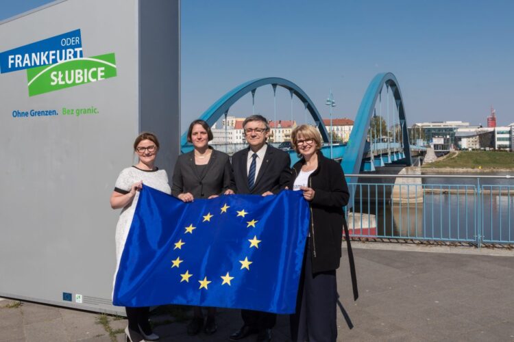 „Wir dürfen uns nicht darauf verlassen, dass Frieden und Freiheit selbstverständlich bleiben, ohne dass wir etwas dafür tun.“ – Europa-Universität Viadrina und Adam-Mickiewicz-Universität Poznań erinnern an 15 Jahre EU-Mitgliedschaft Polens.  