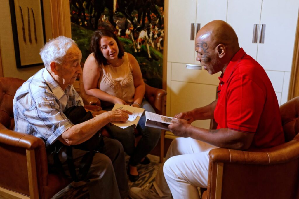 Legenda boksu Mike Tyson spotkał się z powstańcem warszawskim 1 Legenda boksu Mike Tyson spotkał się z powstańcem warszawskim Radio Zachód - Lubuskie