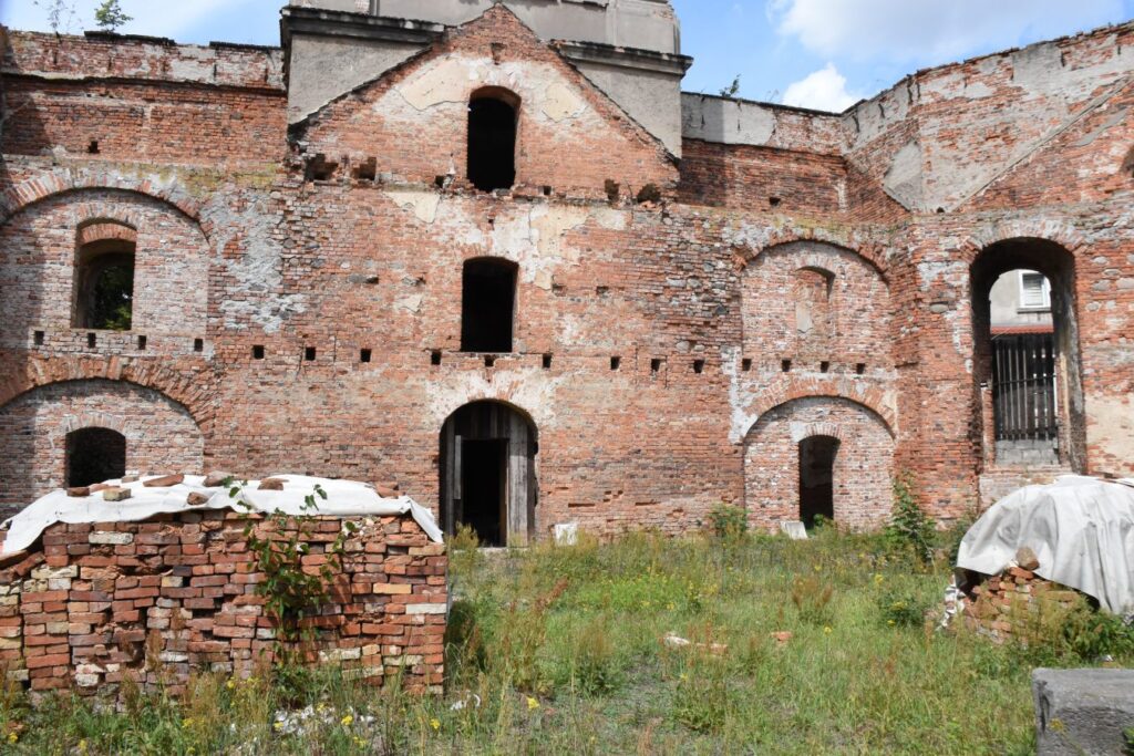 Służby lustrują ruinę kościoła ewangelickiego w Szprotawie Radio Zachód - Lubuskie