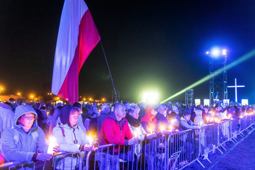 "Polska pod Krzyżem" – nocna droga krzyżowa i poruszające świadectwa wiernych Radio Zachód - Lubuskie