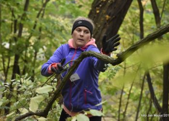 Sprzątanie Parku Książęcego w Żaganiu, na zdjęciu Kinga Drewicz. Fot. Jan Mazur