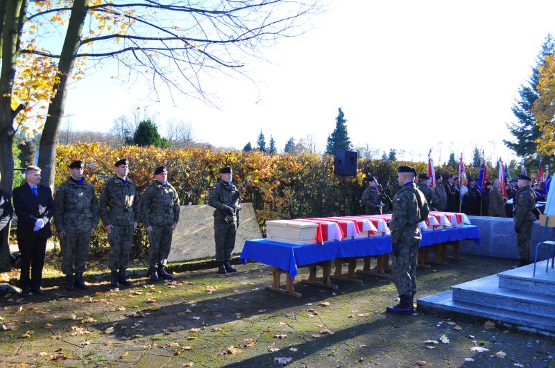 Żołnierze z kampanii wrześniowej pochowani z honorami Radio Zachód - Lubuskie