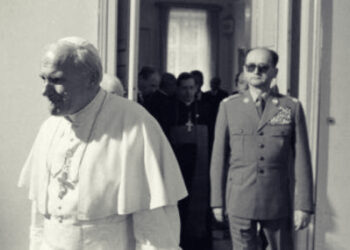 Papież Jan Paweł II wychodzi ze spotkania z gen. Jaruzelskim w Belwederze. 1983.06.17. Fot. PAP/CAF/M. Langda