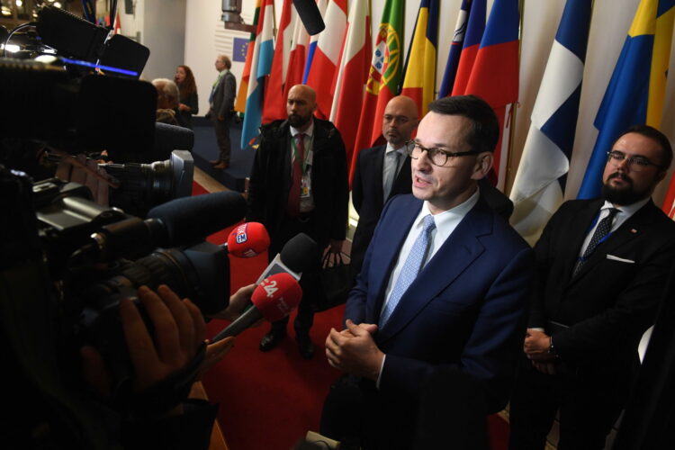 Premier RP Mateusz Morawiecki udziela komentarza dla mediów po zakończeniu pierwszego dnia szczytu UE w Brukseli, w nocy z 12 na 13 bm. Fot. PAP/Radek Pietruszka