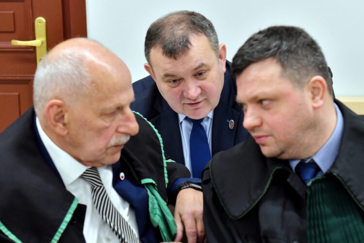 Senator Stanisław Gawłowski oraz adwokaci Włodzimierz Łyczywek (L) i Rafał Wiechecki (P), fot. PAP/Marcin Bielecki