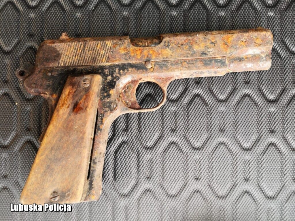 Pistolet ukryty w stropie poniemieckiego domu Radio Zachód - Lubuskie