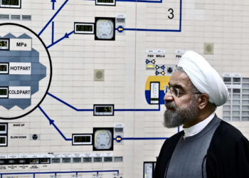 Prezydent Iranu Hassan Rouhani odwiedza elektrownię jądrową w Bushehr w południowym Iranie, 13 stycznia 2015 r. Fot. PAP/EPA/Kancelaria Prezydenta Iranu