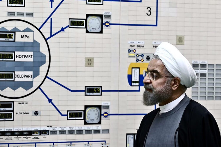 Prezydent Iranu Hassan Rouhani odwiedza elektrownię jądrową w Bushehr w południowym Iranie, 13 stycznia 2015 r. Fot. PAP/EPA/Kancelaria Prezydenta Iranu