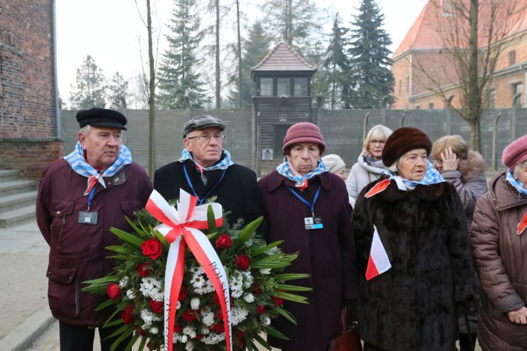 Byli więźniowie i prezydent złożyli kwiaty przed Ścianą Straceń [ZDJĘCIA] Radio Zachód - Lubuskie