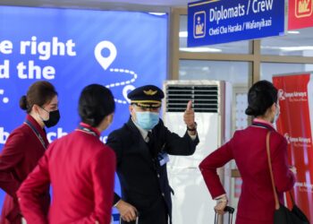 Załoga lotnicza China Southern Airlines w oczekiwaniu na odprawę pasażerów z Chin na międzynarodowym lotnisku Jomo Kenyatta (JKIA), Nairobi, Kenia. Fot. PAP/EPA/DANIEL IRUNGU