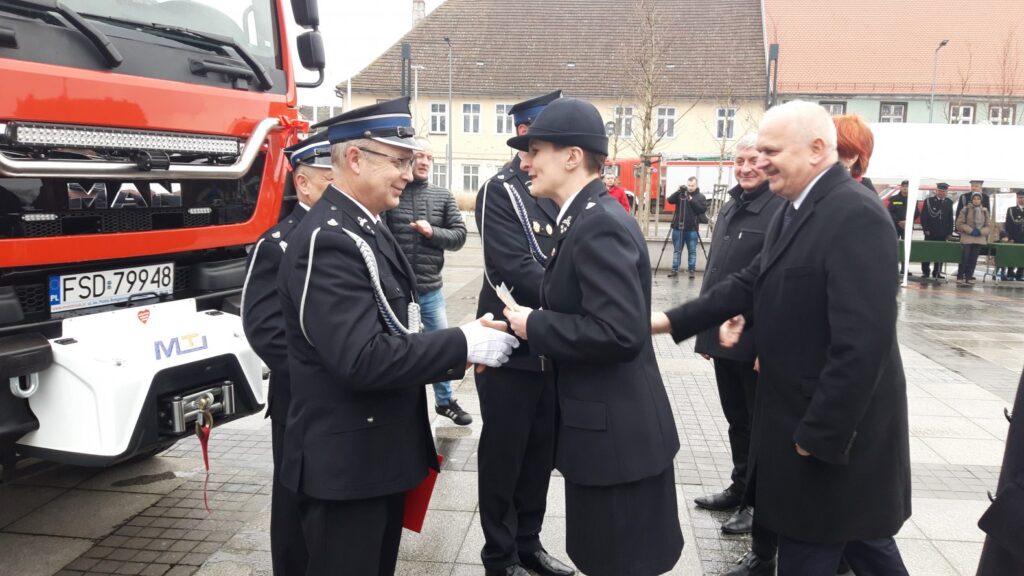 Nowy wóz w służbie OSP Drezdenko [DUŻO ZDJĘĆ] Radio Zachód - Lubuskie