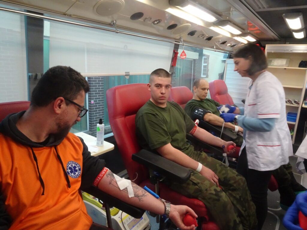Krew oddali żołnierze, motocykliści i personel szpitala Radio Zachód - Lubuskie